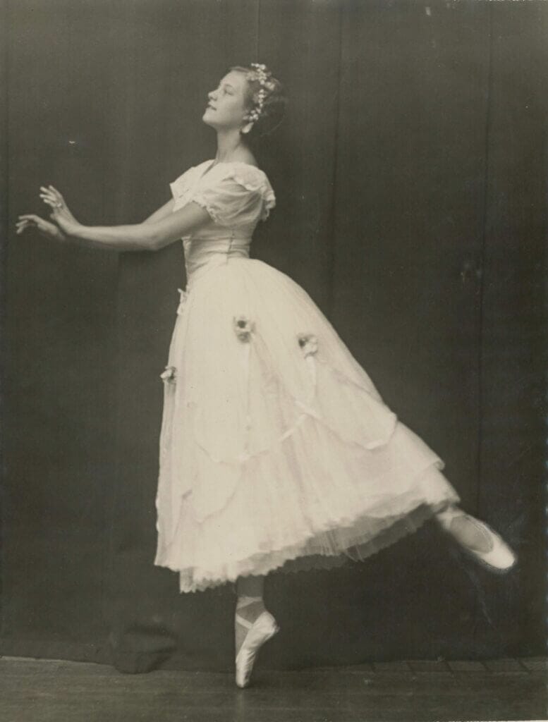 Dance scholarship recipient Sissie Smith as an 'advanced' member of the Association in 1932.